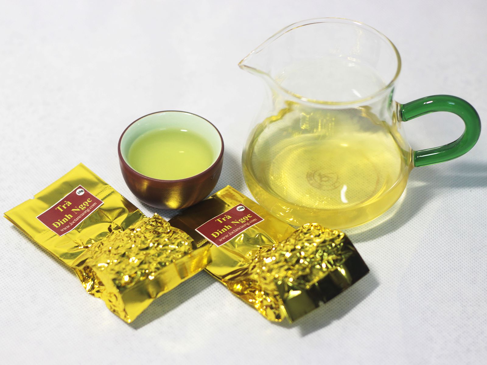 Trà đinh ngọc Thái Nguyên sau khi pha sẽ cho màu nước vàng xanh đặc trưng cho dòng trà Thái Nguyên, hương cốm non rõ rệt cùng vị chát rất dịu, hậu ngọt rất sâu