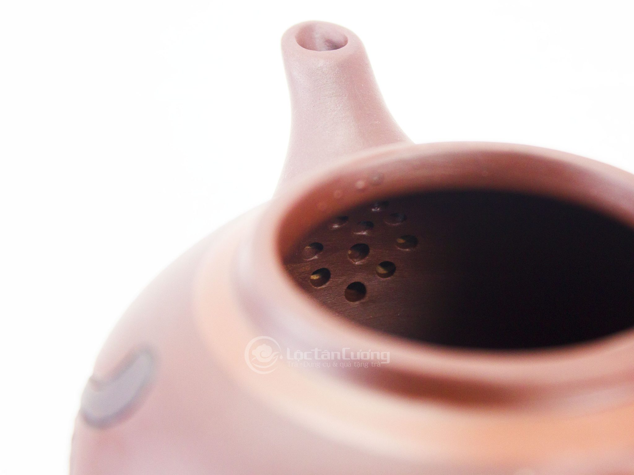 Vòi nước chảy mạnh nhở lỗ nhỏ ngăn vụn trà ra ngoài